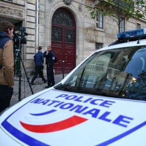 La Police Technique et Scientifique quitte l'hôtel résidence ou Kim Kardashian a été attaquée par des assaillants armés déguisés en policiers à 2h40 du matin à Paris le 3 octobre 2016.