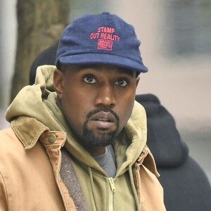 Kanye West signe des autographes dans le quartier de Tribeca à New York la veille de son concert au Meadows Festival de New York, et de l'agression de sa femme Kim Kardashian à Paris le 1er octobre 2016.