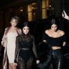 Kim et Kourtney Kardashian quittent le Ritz avec Jasmine Sanders pour se rendre à l'hôtel Costes sous la pluie à Paris le 30 septembre 2016. © Cyril Moreau / Bestimage