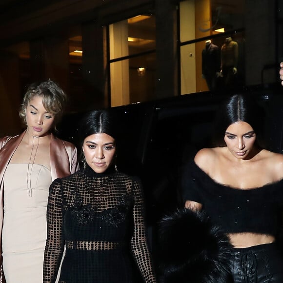 Kim et Kourtney Kardashian quittent le Ritz avec Jasmine Sanders pour se rendre à l'hôtel Costes sous la pluie à Paris le 30 septembre 2016. © Cyril Moreau / Bestimage