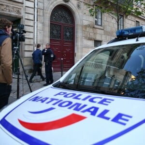 La Police Technique et Scientifique quitte l'hôtel résidence ou Kim Kardashian a été attaquée par des assaillants armés déguisés en policiers à 2h40 du matin à Paris le 3 octobre 2016.