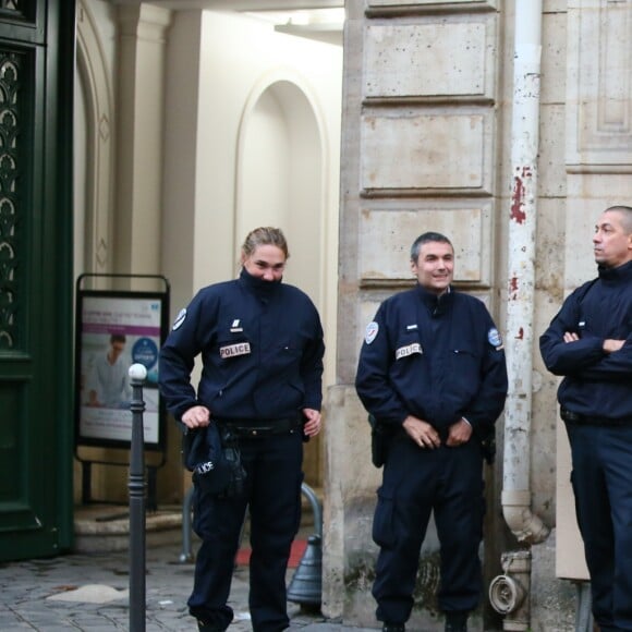 La Police Technique et Scientifique quitte l'hôtel résidence ou Kim Kardashian a été attaquée par des assaillants armés déguisés en policiers à 2h40 du matin à Paris le 3 octobre 2016.