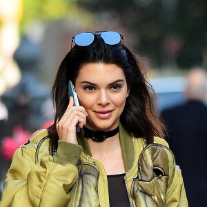 Kendall Jenner au téléphone dans les rues de New York, le 21 juin 2016.