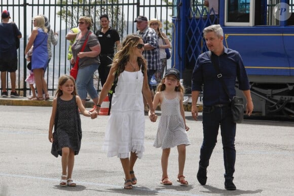 Sarah Jessica Parker et son mari Matthew Broderick emmènent leurs filles, les jumelles Tabitha et Marion, au parc d'attraction "Tibidabo Amusement" à Barcelone, Espagne, le 20 juillet 2016.