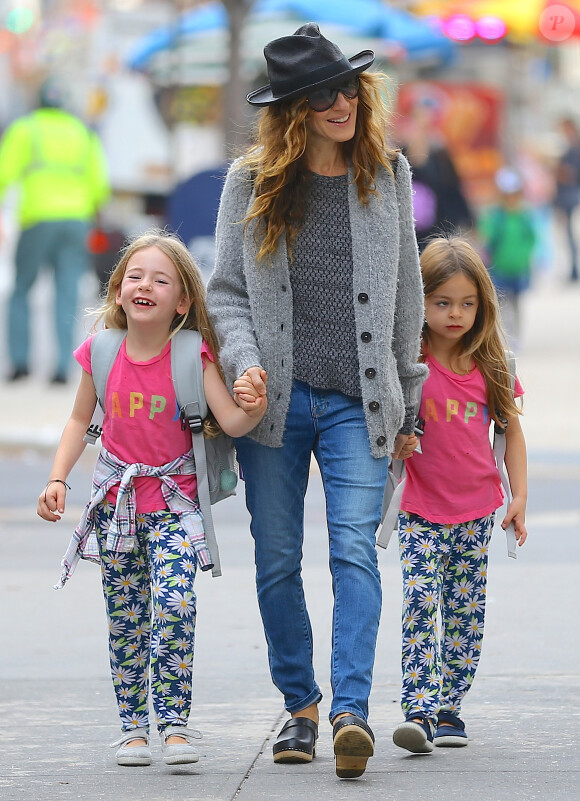Sarah Jessica Parker accompagne ses jumelles Tabitha et Marion Broderick à l'école dans le quartier West Village à New York, le 6 novembre 2015.