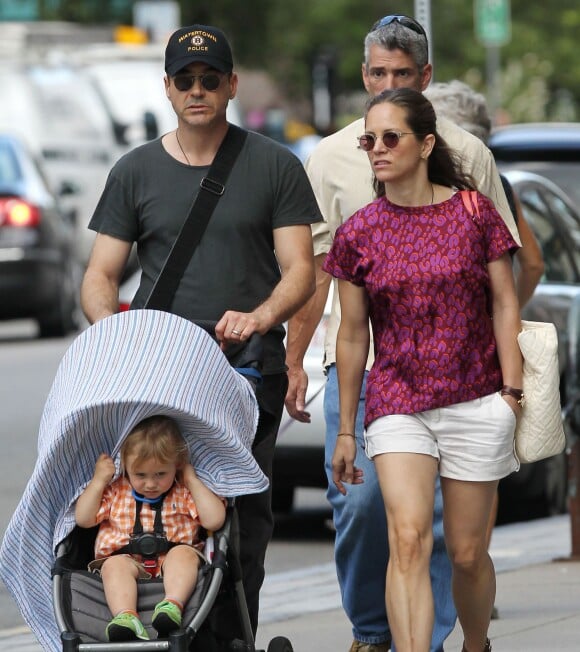 Exclusif - Robert Downey Jr. se promene avec sa femme Susan et leur fils Exton a Boston, le 10 aout 2013.