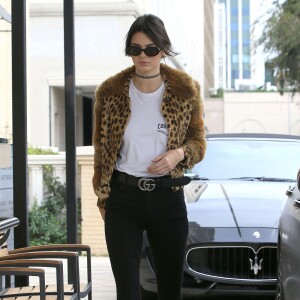 Kendall Jenner et Scott Disick font du shopping chez Barneys New York à Beverly Hills, le 12 octobre 2016