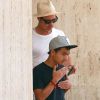 Exclusif - Brad Pitt emmène son fils Maddox Jolie-Pitt faire du shopping à Neiman Marcus à Beverly Hills. Brad a 2 pansements XXL au bras gauche. Le 28 juillet 2016