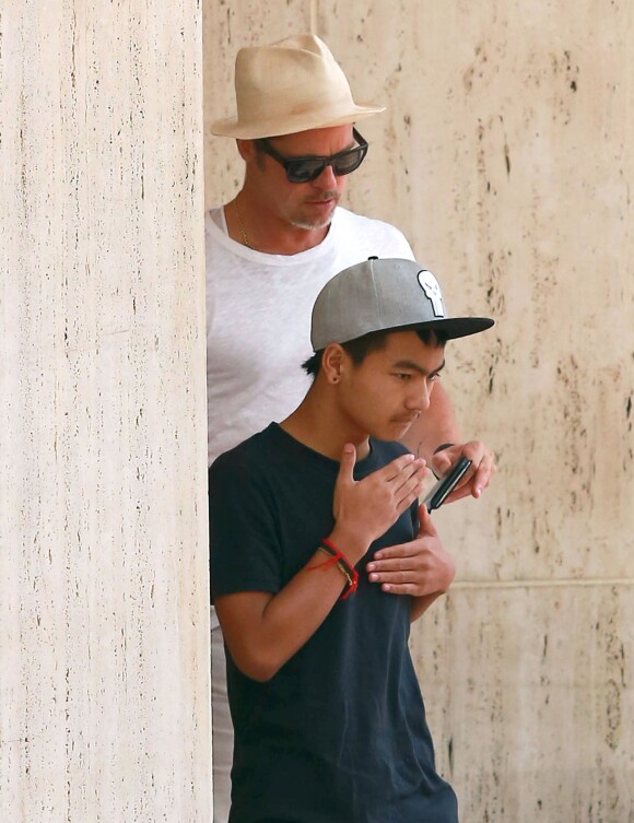 Exclusif - Brad Pitt emmène son fils Maddox Jolie-Pitt faire du shopping à Neiman Marcus à Beverly Hills. Brad a 2 pansements XXL au bras gauche. Le 28 juillet 2016