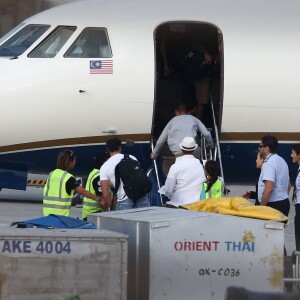 Angelina Jolie, Brad Pitt et leurs enfants Shiloh, Vivienne, Knox, Maddox, Pax, et Zahara Jolie-Pitt quittent Phuket à bord d'un jet privé pour le Cambodge ou Angelina tourne son dernier film "First They Killed My Father" le 1er janvier 2016.