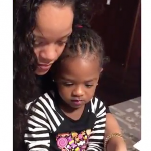 Rihanna apprend à sa petite cousine Majesty comment réussir sa manucure, octobre 2016.