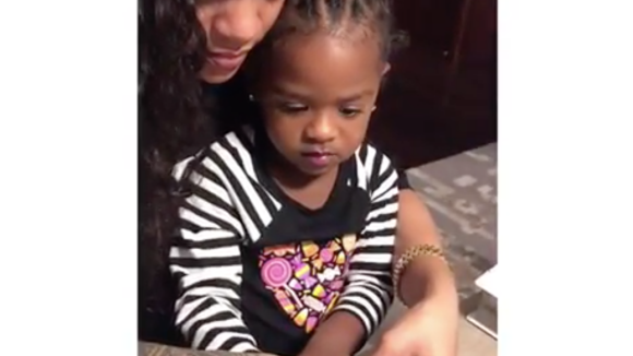 Rihanna, dingue de la petite Majesty, lui apprend à se faire les ongles...