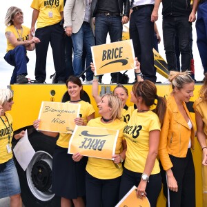 Jean Dujardin, alias Brice de Nice, Bruno Salomone et James Hunt lors de l'arrivée surprise organisée par le personnel d'Air France qui avait transformé pour l'occasion, le tarmac de l'aéroport Nice Côte d'Azur en mode "Brice de Nice 3" le 16 septembre 2016 © Bruno Bebert / Bestimage