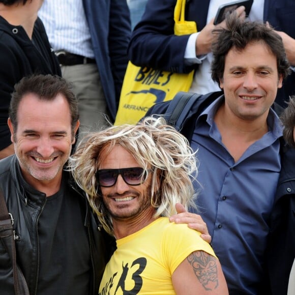 Jean Dujardin, alias Brice de Nice, Bruno Salomone et Clovis Cornillac lors de l'arrivée surprise organisée par le personnel d'Air France qui avait transformé pour l'occasion, le tarmac de l'aéroport Nice Côte d'Azur en mode "Brice de Nice 3" le 16 septembre 2016. © Bruno Bebert / Bestimage