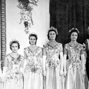La reine Elisabeth II avec ses sept demoiselles d'honneur lors de son couronnement le 2 juin 1953 en l'abbaye de Westminster.