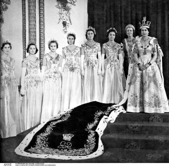La reine Elisabeth II avec ses sept demoiselles d'honneur lors de son couronnement le 2 juin 1953 en l'abbaye de Westminster.