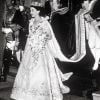 La reine Elisabeth II quittant le palais de Buckingham pour se rendre à la cérémonie de couronnement en l'abbaye de Westminster le 2 juin 1953.