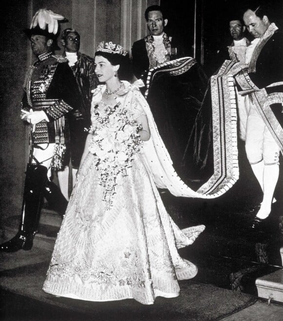 La reine Elisabeth II quittant le palais de Buckingham pour se rendre à la cérémonie de couronnement en l'abbaye de Westminster le 2 juin 1953.