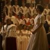 Claire Foy incarne la reine Elisabeth II, ici lors de son couronnement, dans The Crown, une série originale Netflix.