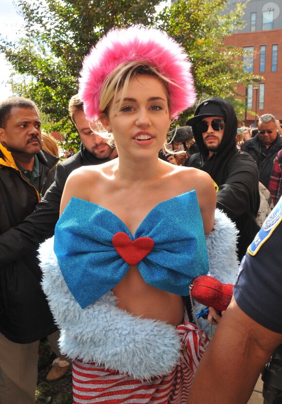 Miley Cyrus s'est rendue à l'université George Mason à Fairfax pour discuter avec les étudiants et les inciter à voter aux élections présidentielles US à Fairfax le 22 octobre 2016