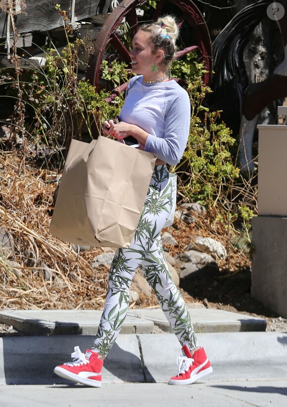 Exclusif - Miley Cyrus fait du shopping avec des amis dans les rues de Los Angeles. Elle porte des boucles d'oreilles en forme de feuilles de marijuana et ne porte pas sa bague de fiançailles! Le 9 septembre 2016