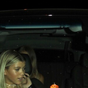 Paris Hilton et Sofia Richie sortent de l'inauguration du club Nightingale à West Hollywood, le 19 octobre 2016.