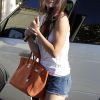 Kylie Jenner dans les rues de Calabasas le 27 août 2011. A l'époque, la jeune femme n'avait pas encore de formes voluptueuses au niveau du postérieur...