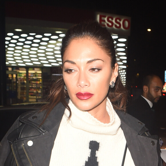 Nicole Scherzinger l'air fatigué après avoir passé la soirée au London Dungeon pour l'émission X Factor à Londres, le 25 octobre 2016.