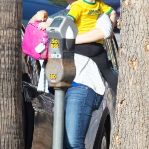 Mila Kunis en compagnie de sa fille Wyatt à Studio City, le 25 octobre 2016.