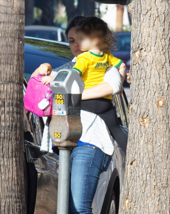 Mila Kunis en compagnie de sa fille Wyatt à Studio City, le 25 octobre 2016.
