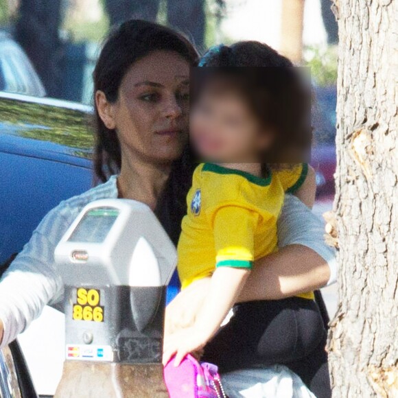 Mila Kunis en compagnie de sa fille Wyatt à Studio City, le 25 octobre 2016.