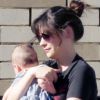 Exclusif - Les jeunes parents Zooey Deschanel et son mari Jacob Pechenik se promènent avec leur fille Elsie Otter à Los Angeles, le 12 novembre 2015 © CPA/Bestimage