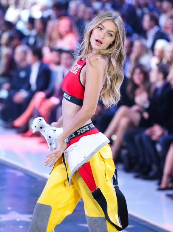 Gigi Hadid participe au défilé de mode de Victoria's Secret à New York, le 10 novembre 2015.