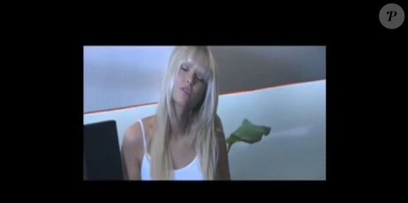 Caroline Receveur en 2010, dans le clip "Point G" de Matt Houston