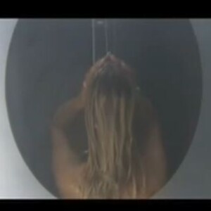 Caroline Receveur nue sous une douche dans un clip de Matt Houson, octobre 2010
