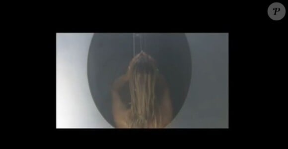 Caroline Receveur nue sous une douche dans un clip de Matt Houson, octobre 2010