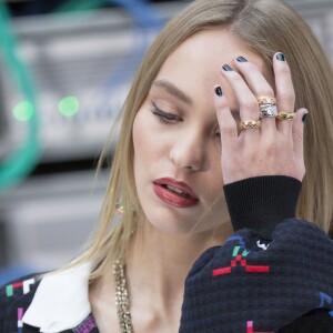 Lily-Rose Depp - People au défilé de mode "Chanel", collection prêt-à-porter Printemps-Eté 2017 au Grand Palais à Paris, le 4 octobre 2016. © Olivier Borde / Bestimage