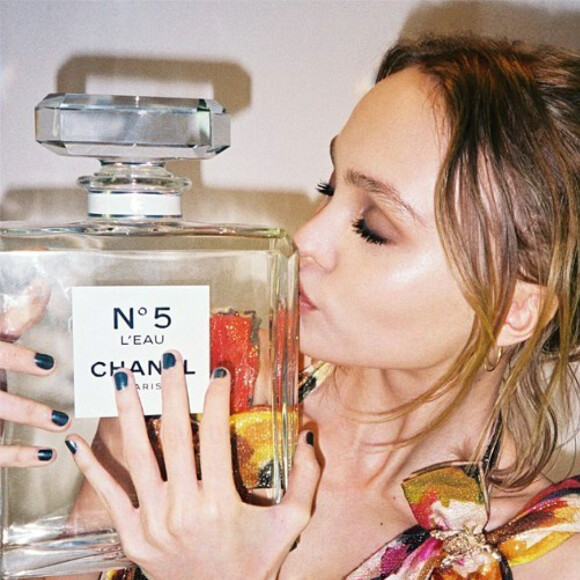 Lily-Rose Depp, la fille de Vanessa Paradis, ambassadrice de la marque Chanel, pose pour la nouvelle campagne Chanel N°5 à Paris le 18 aout 2016.