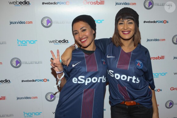 Hedia et Karima Charni à l'ouverture, en avant-première, du "Paris Games Week" au Parc des Exposition de la porte de Versailles, à Paris, le 26 octobre 2016.