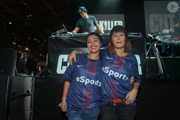 Hedia et Karima Charni à l'ouverture, en avant-première, du "Paris Games Week" au Parc des Exposition de la porte de Versailles, à Paris, le 26 octobre 2016.