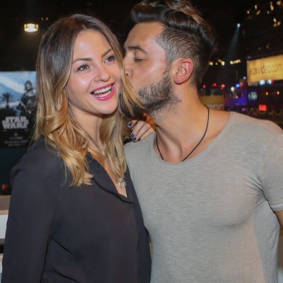 Eddy Papeoo (Friends Trip) et sa compagne Julia Flabat (Les Anges 4) à l'ouverture, en avant-première, du "Paris Games Week" au Parc des Exposition de la porte de Versailles, à Paris, le 26 octobre 2016.