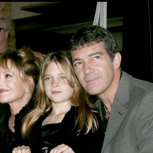 Antonio Banderas avec Melanie Griffith et ses deux filles Stella et Dakota, à Los Angeles en 2005.