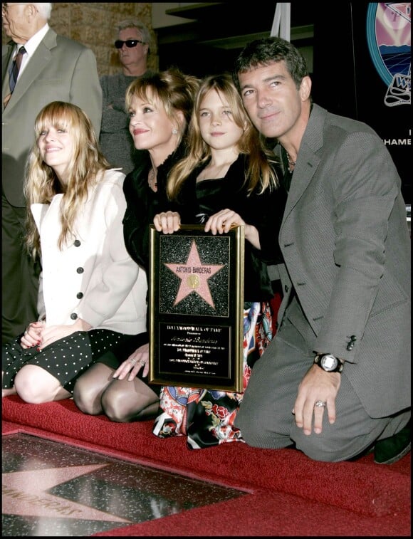 Antonio Banderas avec Melanie Griffith et ses deux filles Stella et Dakota, à Los Angeles en 2005.