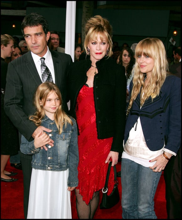 Antonio Banderas avec Melanie Griffith et ses deux filles Stella et Dakota à Los Angeles en octobre 2005.