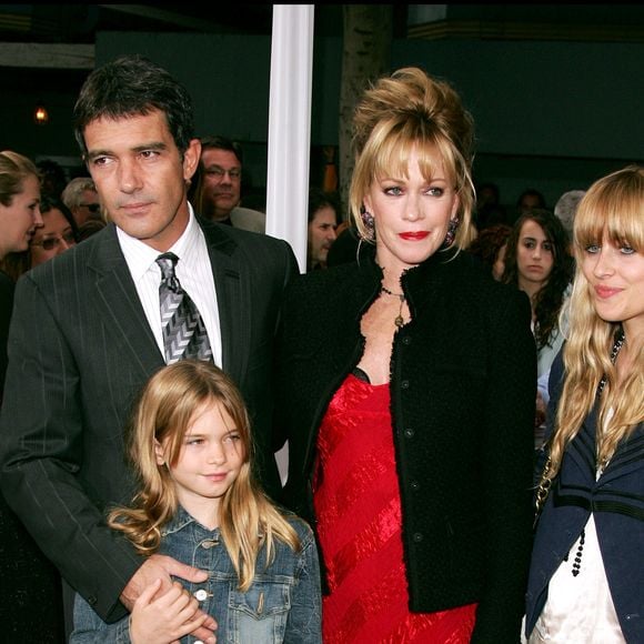 Antonio Banderas avec Melanie Griffith et ses deux filles Stella et Dakota à Los Angeles en octobre 2005.