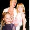 Melanie Griffith avec Stella et Dakota à Marbella en 1999.