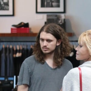 Melanie Griffith fait du shopping avec son fils Alexander Bauer à Los Angeles, le 23 juillet 2014