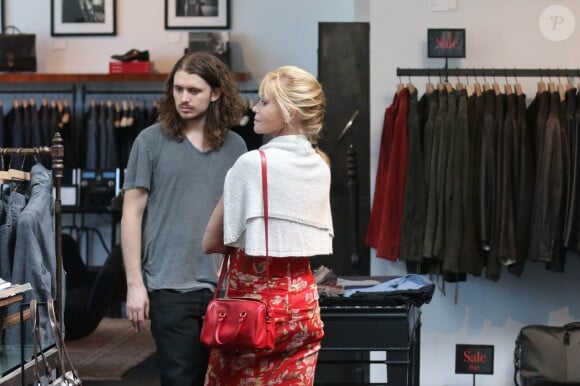 Melanie Griffith fait du shopping avec son fils Alexander Bauer à Los Angeles, le 23 juillet 2014