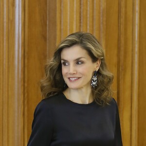 La reine Letizia d'Espagne en pantalon Hugo Boss et top Mango lors d'une audience avec une délégation de l'Association des victimes du cancer ovarien au palais de la Zarzuela à Madrid le 27 octobre 2016.