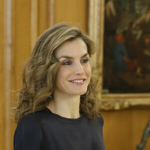 La reine Letizia d'Espagne en pantalon Hugo Boss et top Mango lors d'une audience avec une délégation de l'Association des victimes du cancer ovarien au palais de la Zarzuela à Madrid le 27 octobre 2016.